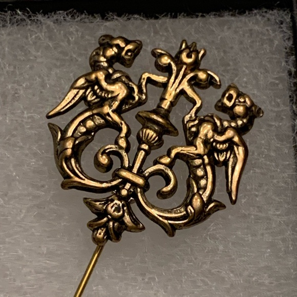 Vintage Double Lion Crest Stick Pin Shield Brooch Copper Tone Lapel - Picture 3 of 6